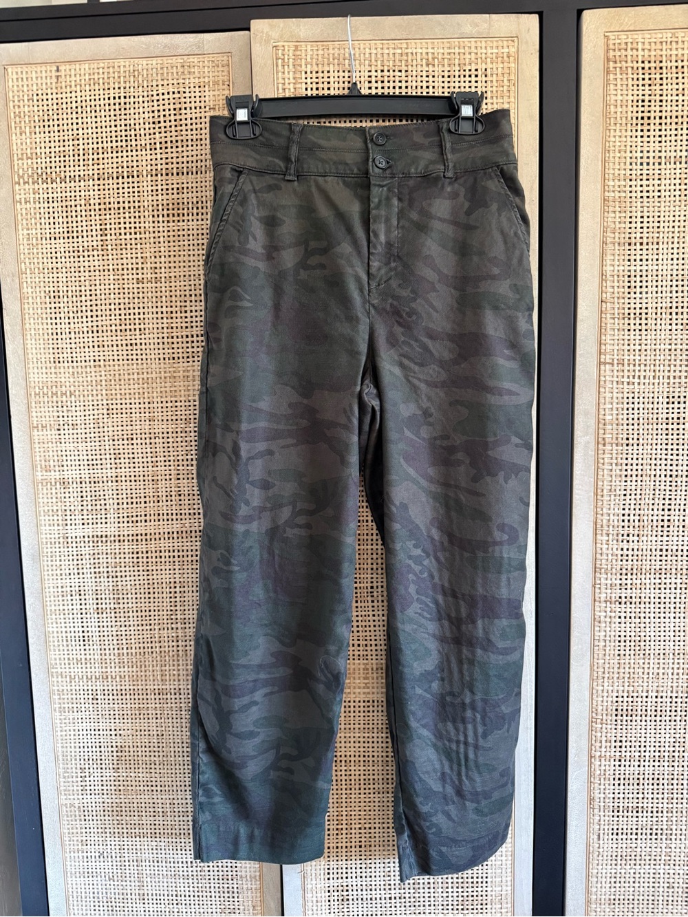 Evereve Women's Camo Ankle Pants in Dark Green/Black